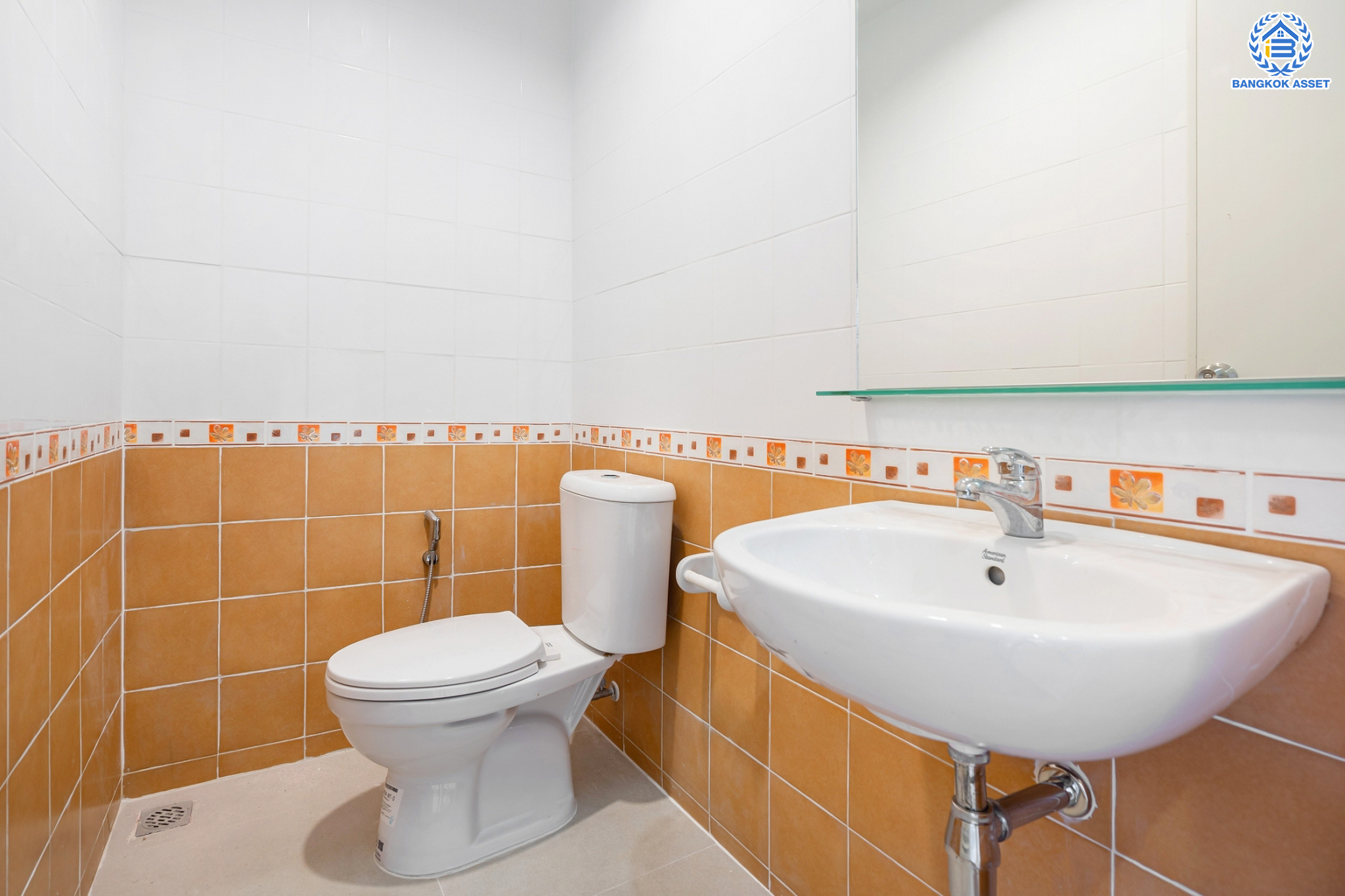 บ้านมือสองตกแต่งใหม่ ม.โรยัลสายไหมวิลเลจ สายไหม ทาวน์โฮม 3 ชั้น เนื้อที่ 20 ตร.ว. ฟังก์ชัน 3 ห้องนอน 4 ห้องน้ำ จอดรถได้ 1 คัน บนทำเลเชื่อมต่อหลายเส้นทาง ถ.รามอินทรา, ถ.สายไหม, ถ.พหลโยธิน, ถ.ลำลูกกา, ถ.สุขาภิบาล5 ใกล้สนามบินดอนเมือง ทางด่วน "รามอินทรา" และรถไฟฟ้าสายสีเขียว "สถานีแยกคปอ."